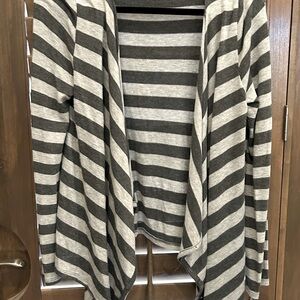 Cute cloth sweater/jacket/cover-up with 2 shades of gray…no brand label. Size M.